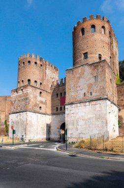 Aurelian Duvarları 'nın savunma duvarlarının en büyük kapısı olan Porta San Sebastiano buradan Regina viarumu Via Appia' yı geçti. Regina Viarum İtalya