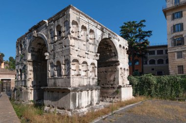Zafer kemerinin fotoğrafı, Herkül Tapınağı 'ndan ve Porturno Tapınağı' ndan çok uzakta değil. Roma ve Roma Forumu 'nun antik bir bölgesi olan Velabro yakınlarındaki Forum Boarium' da inşa edildi..