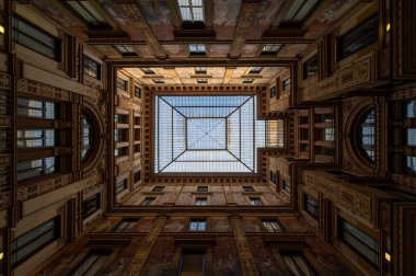 Roma, Galleria Sciarra Colonna, Trevi bölgesinde yer alan Roma 'da ofis saatleri içinde halka açık bir yürüyüş yoludur. Binanın arkasındaki Quirino Tiyatrosu. İtalya.