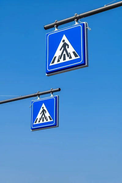 Dois Quadrados Cor Azul Forma Pedestre Cruzando Sinais Estrada Com — Fotografia de Stock