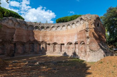 Roma, Exedra 'nın Hamamları, Colosseum Parkı' nın yakınındaki Domus Aurea, Colle Oppio yangınından birkaç yıl sonra sıva kaplı altıgen caissonlarla süslenmiş. İtalya.