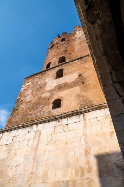 Aurelian Duvarları 'nın savunma duvarlarının en büyük kapıları olan Porta San Sebastiano' nun, Via Appia 'nın, Regina Viarum' un özellikle en büyüğü bir yaz günü ve birkaç arabayla buradan geçmiştir. Roma İtalya, Lazio.
