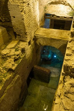 Vicus Caprarius, İmparatorluk döneminden kalma bir domus yapısına sahip Su Kenti, Bakire Su kemerinin yolu ve müstehcen bulgular Trevi Çeşmesi 'nin yanında, İtalya' nın Roma Çeşmesi 'nde bulundu..