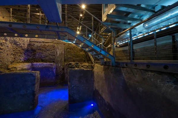 Vicus Caprarius, İmparatorluk döneminden kalma bir domus yapısına sahip Su Kenti, Bakire Su kemerinin yolu ve müstehcen bulgular Trevi Çeşmesi 'nin yanında, İtalya' nın Roma Çeşmesi 'nde bulundu..