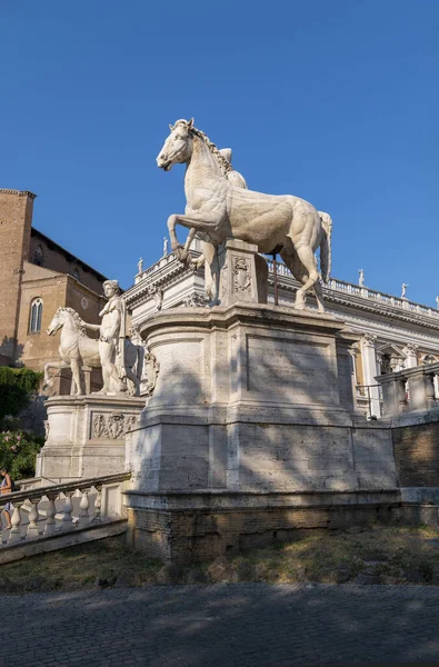 Piazza Del Campidoglio Med Marmorstatyer Arkitektoniska Ombyggnaden Dioscuri Castor Och — Stockfoto