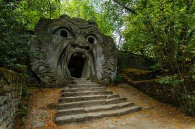 Canavarların ünlü Parco dei Mostri Parkı 'ndaki Orcus Ağzı heykeli Sacro Bosco ya da Bomarzo' nun kuzeyindeki Viterbo Bölgesi 'nin Bahçeleri olarak da adlandırılır..