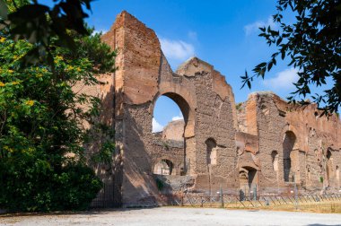 Roma 'daki Caracalla hamamlarının kalıntıları Roma' daki büyük hamamların büyük bir kısmı İmparator tarafından İtalya 'nın Via Appia yakınlarındaki Piccolo Aventino' da inşa edilmiştir..