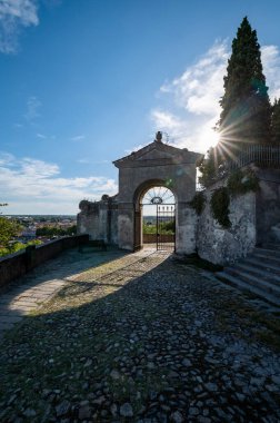 7 Kilisenin Sığınağı 'na giriş. Güneşin yansıması ve Monselice şehrinin manzarası. Villa Duodo, Padua, Veneto, İtalya meydanına giden yolda altı kilise var..