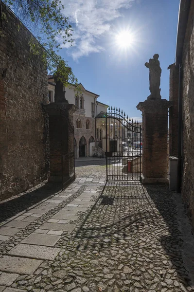 Monseliceの中世の村は 太陽が像を強調して美しい石の道路上のゲートの影の詳細 パドヴァ ヴェネト イタリア — ストック写真