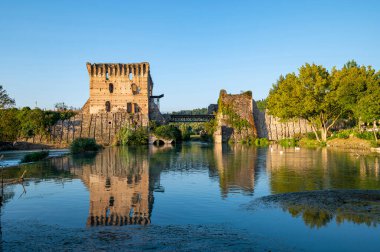 Güzel ortaçağ köyü Borghetto di Valeggio sul Mincio. Özellikle nehrin ortaçağ kulesi Mincio nehrine yansıyan köprüyle yüzen kuğular. Verona, Veneto, İtalya