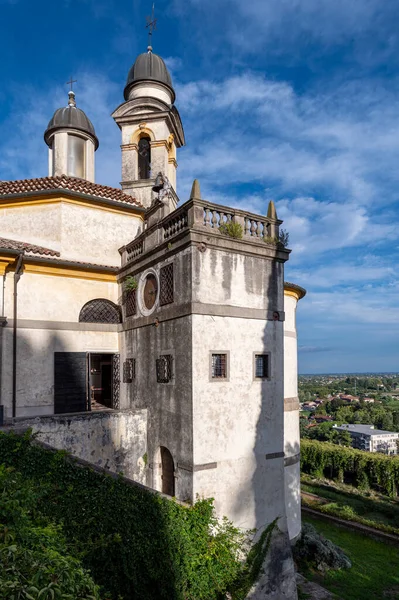 7教会の聖域 青い空と雲の夏の日にパノラマとサンジョルジョ教会の建築の詳細 モンセリーチェ パドヴァ ヴェネト イタリア — ストック写真