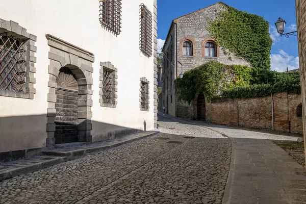 Monseliceの中世の村は 城に向かって 青い空 石の道路のレンガ造りの建物の詳細を持つ日に歩く パドヴァ ヴェネト イタリア — ストック写真