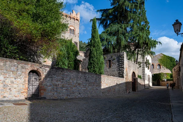 Monseliceの中世の村は 城に向かって歩くと 青い空 雲の日には 建物と城の庭を見ることができます パドヴァ ヴェネト イタリア — ストック写真
