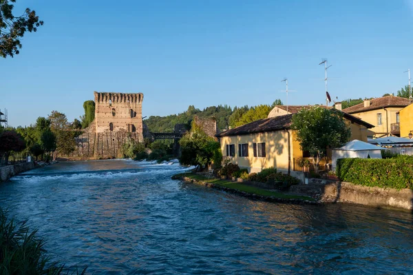 Hermoso Pueblo Medieval Borghetto Valeggio Sul Mincio Detalle Del Río —  Fotos de Stock