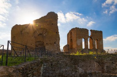 Quintilii İmparatorluk Konağı 'nın güzel mimari perspektifi, termal banyoların kaldaryumu, mavi gökyüzünün güzel bir gününde harabeler maviye karşı duruyor. Roma Appian Yolu.