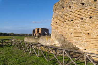 İmparatorluk Villa dei Quintili 'nin kalıntıları, Roma' daki Via Appia Vadisi 'ndeki termal hamamlar ve kaldaryum, mavi gökyüzünün güzel bir gününde tuğla binanın etkileyici panoramik bir görüntüsü..