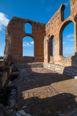Quintilii İmparatorluk Konağı 'nın güzel mimari perspektifi, termal banyoların kaldaryumu, mavi gökyüzünün güzel bir gününde harabeler maviye karşı duruyor. Roma Appia Antika