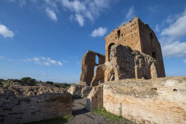 Quintilii İmparatorluk Konağı 'nın güzel mimari perspektifi, termal banyoların kaldaryumu, mavi gökyüzünün güzel bir gününde harabeler maviye karşı duruyor. Roma Appia Antika