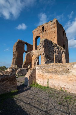 Quintili İmparatorluk Konağı 'nın güzel mimari perspektifi, termal banyoların kaldaryumu, mavi gökyüzünün güzel bir gününde harabeler maviliğin karşısında duruyor. Roma Appian Yolu.