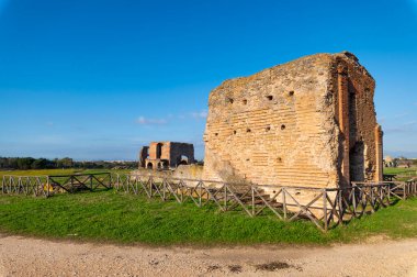 Imperial Villa dei Quintili, Roma 'daki Via Appia Vadisi' ndeki termal banyolar ve kaldaryum, mavi gökyüzünün güzel bir gününde, tuğla binanın gösterişli panoramik bir görüntüsü..