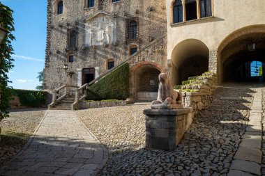 Monselice şatosu dört ana çekirdekten oluşuyordu, artı bir kale, siperlerin sfenksinin ayrıntıları ve pencereler. Padua, Veneto, İtalya.