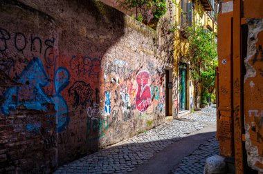 Roma 'nın merkezinde, Trastevere' in tipik bir caddesi. Tipik bir sokak resmi, renkli yazılar, burada Romalılar yürüyor ve İtalya 'da kulüplerde buluşuyorlar..