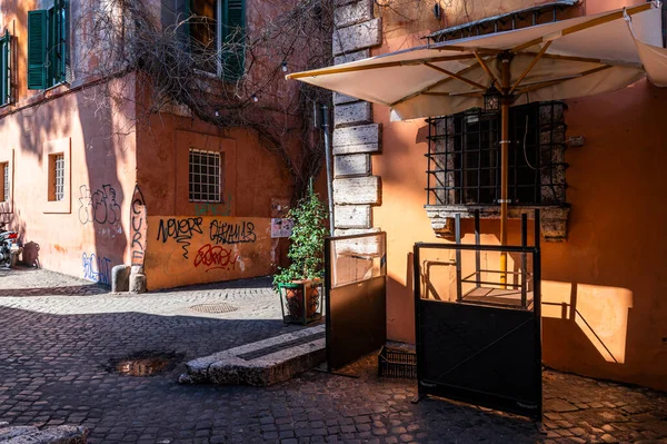 トラステヴェレ地区の居心地の良いカラフルな通り ローマ トラステヴェレはローマのロマンチックな地区で ローマ人が出会う地元のピザ屋やナイトライフで有名なTiberの銀行沿いにあります — ストック写真