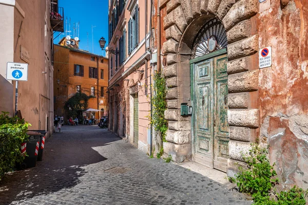 緑のドアで街の厳しいローマの詳細トラステヴェレ ローマ ローマ人が会うティベル川の岸に沿って地区の中心部にある典型的な通りの眺め イタリア — ストック写真