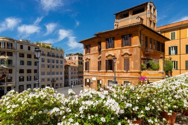 ローマの有名な広場にある通りのランプは バロック様式の階段を彩る白とピンクのツツジの爆発で春に建てられました ローマ イタリア — ストック写真