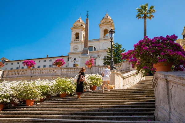 Piazza Spagna Rzym Wiosenny Poranek Dwoma Turystami Kwitnący Kwiat Białych — Zdjęcie stockowe