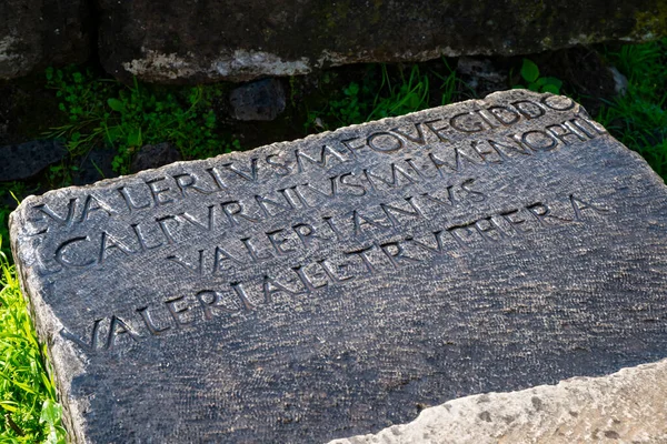Egy Sírfelirat Ősi Appia Valerius Amit Nap Sugarai Sugároztak Miután — Stock Fotó
