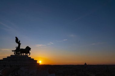 Gün batımında Roma 'da Vittoriano ya da Altare della Patria terasından kanatlı zaferin olduğu kuadriga. Vittorio Emanuele Ulusal Anıtı II, Capitoline Tepesi Roma, İtalya, Avrupa.