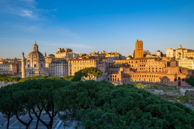 Anavatanın sunağının terasından şehrin Roma Panoraması, Vittorio Emanuele II anıtı. Mercati Traianei 'li Piazza Venezia, Roma' nın merkezindeki Torre delle Milizie Kilisesi, Avrupa.