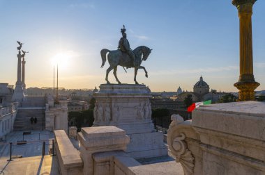 Vittorio Emanuele II 'nin bronz at biniciliği anıtına şafak vakti Piazza Venezia' daki propilaea 'nın merdivenlerinden elde edilen kanatlı zaferlerle göz atalım. Roma Capitoline Tepesi ve Roma Forumları İtalya.