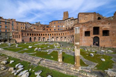 Quirinal Tepesi 'nin yamaçlarındaki geniş bir Roma binası kompleksi olan Trajans Pazarı Roma' yı gösteriyor. Exedra 'nın yarı dairesel şekli altı seviyede eklemlenmiş. Sütunların kalıntıları. İtalya