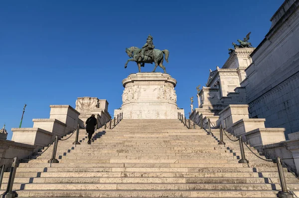 ローマ広場ヴェネツィア祖国の祭壇 ヴィットリオ エマヌエーレ2世の乗馬記念碑 イタリア 観光客との階段の詳細 カピトリーニヒルのイタリア国立記念碑イタリアヨーロッパ — ストック写真