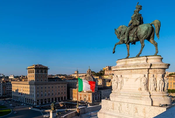 Vittorio Emanuele II 'nin bronz binicilik anıtının genel bakışı. Piazza Venezia' daki propilaea 'nın merdivenlerinden güzel İtalyan bayrağı. Roma Capitoline Tepesi ve Roma Forumları İtalya.