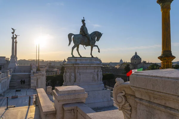 Vittorio Emanuele II 'nin bronz at biniciliği anıtına şafak vakti Piazza Venezia' daki propilaea 'nın merdivenlerinden elde edilen kanatlı zaferlerle göz atalım. Roma Capitoline Tepesi ve Roma Forumları İtalya.