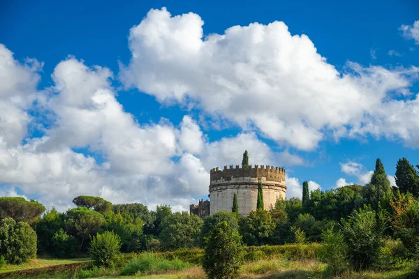 Cecilia Metella Appia Antica Róma Gyönyörű Panoráma Mauzóleumra Felhőkkel Kék — Stock Fotó