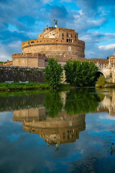 Castel Sant Angelo Mausoléu Adriano Localizado Perto Vaticano Enquanto Reflete — Fotografia de Stock