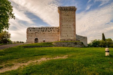 Vicenza, Montecchio Maggiore Cephesi Romeo ve Juliet 'in ortaçağ kalelerinden birinin Vicenza vilayeti. Montecchio Maggiore 'a bakan tepede bulutlarla gün batımında. İtalya' ya..