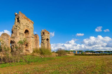 Claudio su kemeri Roma 'nın en büyüleyici parklarından biridir ve Via Appia ve Via Tuscolana arasında korunmaktadır. Roma kırsalının Castelli Romani 'ye olan manzarası. İtalya.