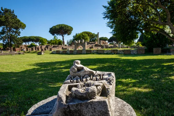 Ostia Antica Helyén Róma Építészeti Eleme Márvány Virágos Dekoráció Háttérben — Stock Fotó