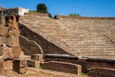 İmparatorluk döneminin arkeoloji parkındaki Ostia Antica tiyatrosunun merdivenlerinin manzarası. İtalya. Ostia, Tiber ağzı boyunca uzanan limanı ile Roma 'nın ilk kolonisiydi..