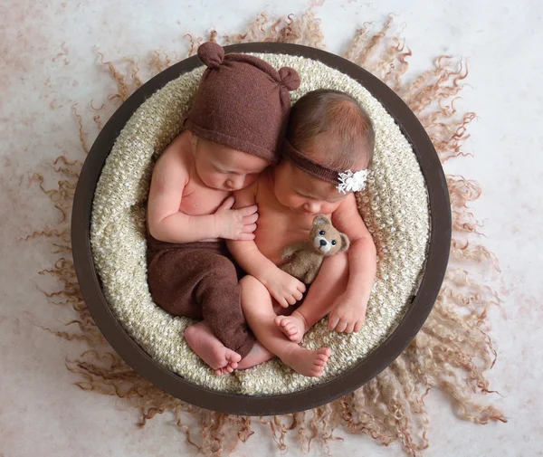 Enfants dans le panier Photo De Stock