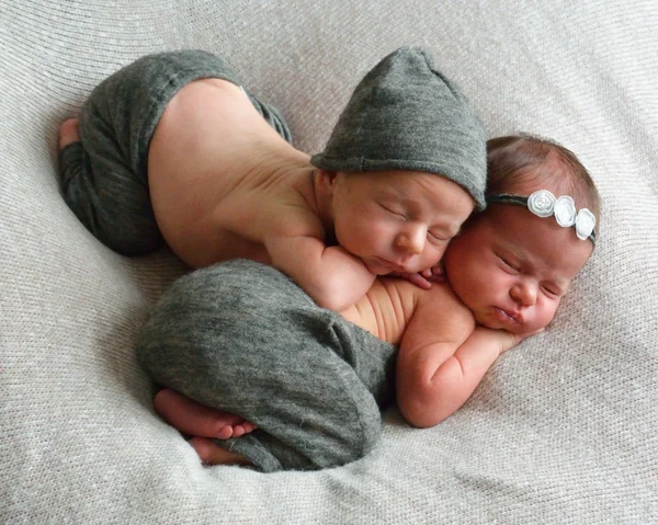 Deux bébés jumeaux Photos De Stock Libres De Droits