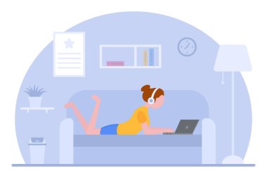 Evde vektör iş kavramı. Serbest çalışan kız kanepede yatarken dizüstü bilgisayarda çalışıyor. Evdeki karantinada uzaktan kumanda. Öğrenme konsepti. Eş zamanlı düz çizim. Covid 19.