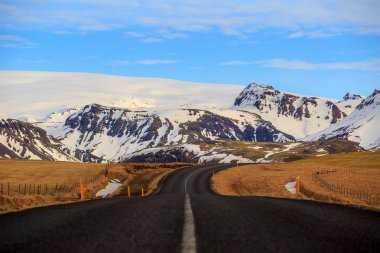 Kar kaplı dağlar giden yol