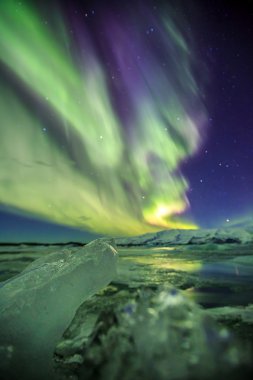 İzlanda'daki Jokulsarlon buzul lagün üzerinde Aurasal.