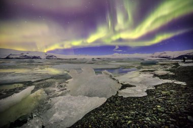 İzlanda'daki Jokulsarlon buzul lagün üzerinde Aurasal.
